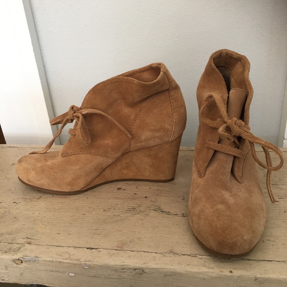 Gianni Bini tan suede booties